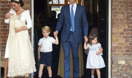 Kate Middleton menggendong Pangeran Louis, bersama Pangeran William yang menggandeng Putri Charlotte dan Pangeran George.