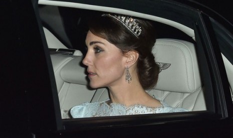 Kate Middleton menghadiri acara di Buckingham Palace mengenakan tiara Lover's Knot yang dulu dimiliki Putri Diana.