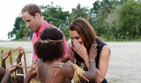 Kate Middleton terkejut saat mendapat kalungan bunga dari penduduk lokal di Marau, Kepulauan Solomon