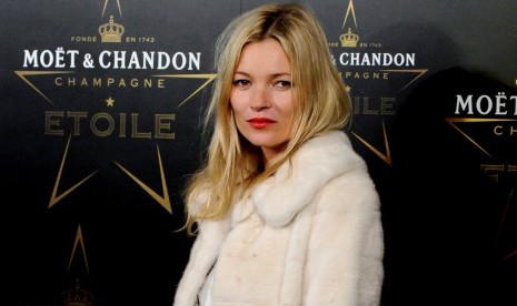 Supermodel yang juga aktris, Kate Moss. Dalam wawancara terbarunya, Moss menceritakan pedihnya pengalaman meniti karier sebagai model usia remaja.