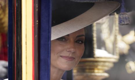 Kate, Putri Wales melihat keluar dari gerbongnya saat ia melakukan perjalanan untuk menghadiri upacara Trooping the Color, di London, Sabtu, 15 Juni 2024. Trooping the Color adalah Parade Ulang Tahun Raja dan salah satu acara tahunan paling mengesankan dan ikonik di negara ini dihadiri oleh hampir setiap anggota Keluarga Kerajaan. 