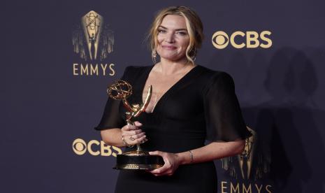 Kate Winslet, pemenang penghargaan untuk aktris utama yang luar biasa dalam serial atau film terbatas atau antologi untuk Mare of Easttown berpose di Primetime Emmy Awards ke-73 pada Ahad, 19 September 2021, di L.A. Live di Los Angeles, AS. Winslet menjadi viral setelah menenangkan reporter Jerman yang mewawancarainya untuk film Avatar: Way of Water.