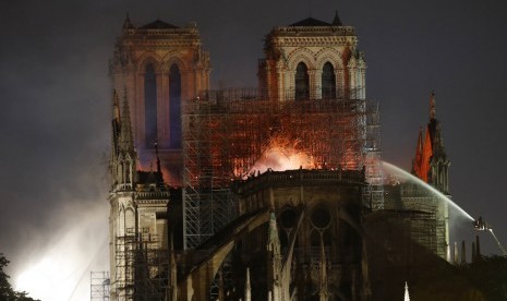 Katedral Notre-Dame di Paris terbakar