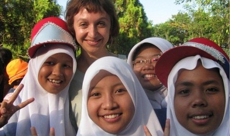 Kath Papas (center) with local children in Desa Tegowangi, Kediri, at Arts Island Festival.  