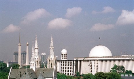 Kathedral Church (left) is side by side with Istiqlal Mosque in Jakarta. Christians in Indonesia observes Good Friday on April 18, and Easter on Sunday. (file photo)