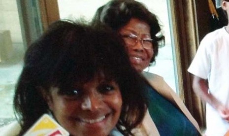 Katherine Jackson (belakang) dan putrinya Rebbie