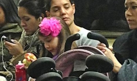 Katie Holmes yang lelah dan Suri Cruise