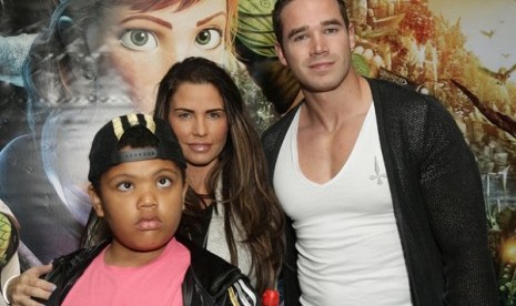 Katie Price bersama anaknya, Harvey Daniel dan Suaminya Kieran Hayler