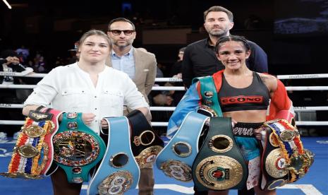 Katie Taylor (kiri) dan Amanda Serrano di New York. Kedua petarung seharusnya beradu pada 20 Mei 2023