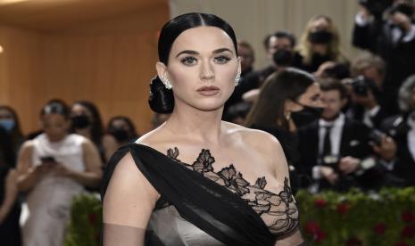 Penyanyi Katy Perry. Dalam penampilannya di Las Vegas, AS pada Oktober 2022, Perry membuat penonton terkejut dengan berkedip layaknya robot. Video doll eye Perry tersebut menjadi viral di media sosial.