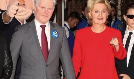 Katy Perry menyulap dirinya seperti Hillary Clinton untuk pesta Halloween tahun ini.