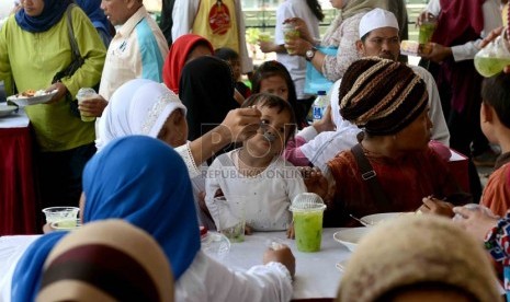 Kaum dhuafa berbuka bersama (ilustrasi).