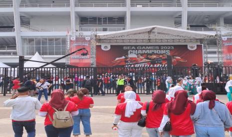 Kaum muda-mudi tampak memenuhi GBK saat parade timnas U-22. 