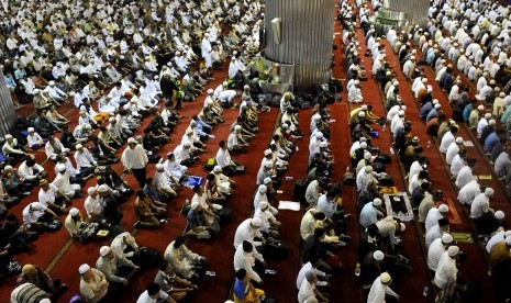 Kaum muslim barsiap melaksanakan salat sunnah malam hari (qiyamul lail) berjamaah di Masjid Istiqlal Jakarta, Jumat (10/7).