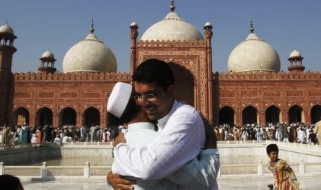 Kaum Muslim di Pakistan bersalaman usai melaksanakan shalat Idul Fitri.