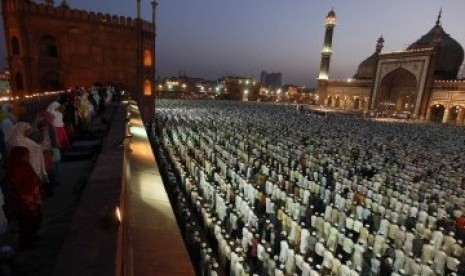 Kaum muslim India shalat subuh berjamaah di Masjid Jama New Delhi. Dipimpin oleh Imam Masjid Agung Makkah Abdul Rehman Sudais, Ahad 27 Maret 2011