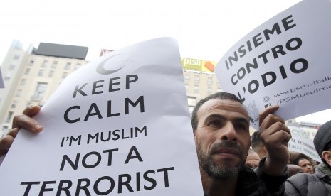 Kaum Muslim Italia menggelar aksi berjudul 'Not in My Name' yang mengatakan teror di Paris terjadi bukan atas nama umat Muslim. Dan, Islam adalah agama perdamaian.