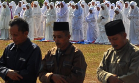 Kaum muslim melaksanakan salat Istisqa atau salat guna meminta hujan turun di Desa Tukang, Kabupaten Semarang, Jawa Tengah, Selasa (7/7). 