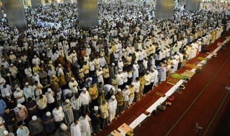 Kaum muslim melaksanakan salat sunnah malam hari (qiyamul lail) berjamaah di Masjid Istiqlal Jakarta, Jumat (10/7). 