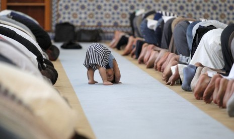 Kaum Muslim melaksanakan shalat berjamaah di Masjid Agung Strasbourg, Prancis.