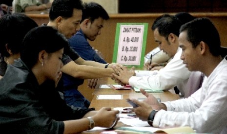 Kaum Muslim membayar zakat fitrah di Masjid Istiqlal, Jakarta.