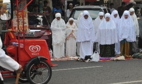 Pemkab Purbalingga Izinkan Warga Gelar Sholat Idul Fitri. Foto: Kaum Muslim mengikuti Shalat Idul Fitri di pinggir jalan. ilustrasi