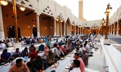 Kaum Muslim menunggu saat berbuka puasa di Masjid Sultan Turki bin Abdullah di Riyadh, Arab Saudi.