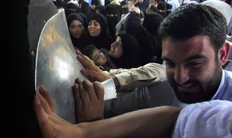 Kaum Muslimin berebut mencium Hajar Aswad di Masjidil Haram, Makkah, Arab Saudi.