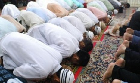 Jamaah Pesantren Mahfilud Dluror Gelar Sholat Tarawih