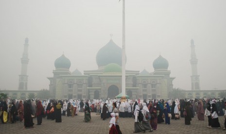 Kaum muslimin memadati halaman Masjid usai melaksanakan salat Istisqa' (minta hujan) di Masjid Agung An'nur Pekanbaru, Riau, Senin (7/9). 