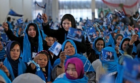  Kaum perempuan Afghanistan mengikuti kampanye dalam pemilihan presiden negara itu di Kota Kabul beberapa waktu lalu.