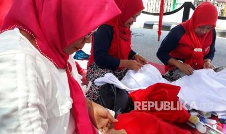 Kaum perempuan di Sawahlunto, Sumatra Barat mengikuti lomba menjahit bendera merah putih demi memeriahkan HUT ke-73 kemerdekaan RI. Dalam lomba ini, peserta yang terbagi dalam 10 kelompok harus merampungkan satu bendera berukuran 1,5 meter x 5 meter dalam waktu satu jam. 