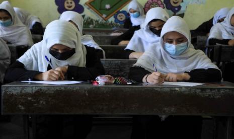 Meski Taliban izinkan perempuan sekolah tetapi aturan busana tetap ketat. Kaum perempuan mulai bersekolah lagi di Kabul usai Taliban berkuasa di Afghansitan.