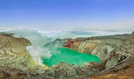 Kawah Ijen di Jawa Timur.