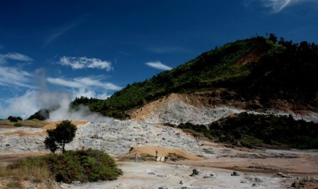 Kawah Sikidang, salah satu objek wisata alam yang ditawarkan oleh Dieng.