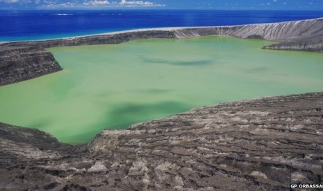 Kawah yang terbentuk akibat letusan gunung berapi di Tonga