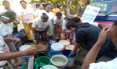 KawanJuangGP membagikan bantuan sosial berupa ribuan galon liter air bersih kepada masyarakat sekitar di Kabupaten Subang, Jawa Barat.