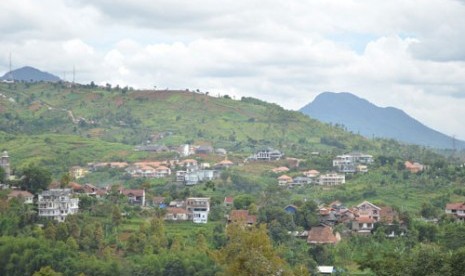 Kawasan Bandung Utara (KBU)yang melintang dari pegunungan Manglayang hingga Gunung Burangrang alami kerusakan lingkungan yang disebabkan ulah tangan manusia.