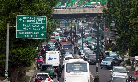 Kawasan belanja Dago dipadati sejumlah kendaraan dari dalam dan luar kota Bandung, Jawa Barat