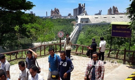 Kawasan Glory Hole, eks tambang di dekat tapak pabrik Semen Gresik, Kabupaten Tuban tampak hijau kembali setelah tujuh tahun lebih direklamasi, Selasa (27/2). 