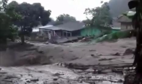 Kawasan Gunung Mas Puncak dilanda banjir bandang.