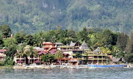 Kawasan hunian untuk wisatawan yang berada di tepi Danau Toba, Pulau Samosir, Sumatra Utara.