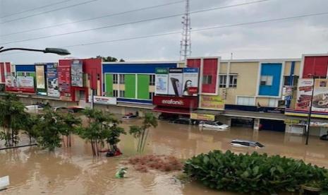 Kawasan Jababeka 2 terendam banjir sejak Sabtu (20/2) pagi.