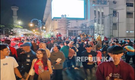 Kawasan Jalan Asia Afrika dan Jalan Braga, Kota Bandung dipadati masyarakat yang ingin merayakan malam pergantian tahun 2024 ke tahun 2025, Selasa (31/12/2024). Kemacetan kendaraan terjadi di wilayah tersebut. 