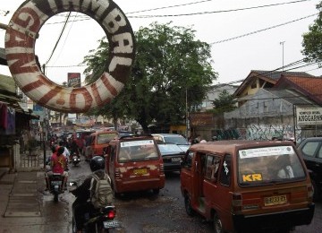 Kawasan Jalan Raya Pondok Gede, Bekasi, Senin,10/10 yang setiap hari pada jam-jam aktifitas tampak macet parah akibat kondisi jalan tidak baik serta volume kendaraan yang meningkat. (Republika Online/Fafa)