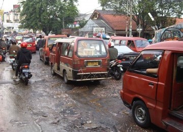 Kawasan Jalan Raya Pondok Gede, Bekasi, Senin,10/10 yang setiap hari pada jam-jam aktifitas tampak macet parah akibat kondisi jalan tidak baik serta volume kendaraan yang meningkat. (Republika Online/Fafa)