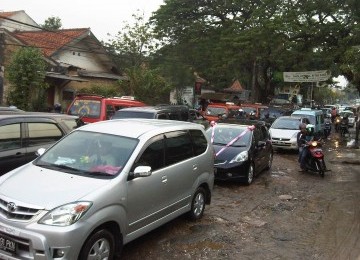 Kawasan Jalan Raya Pondok Gede, Bekasi, Senin,10/10 yang setiap hari pada jam-jam aktifitas tampak macet parah akibat kondisi jalan tidak baik serta volume kendaraan yang meningkat. (Republika Online/Fafa)