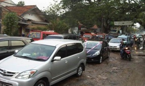 Kemacetan Jalan Raya Pondok Gede, Bekasi. (Republika Online/Fafa)