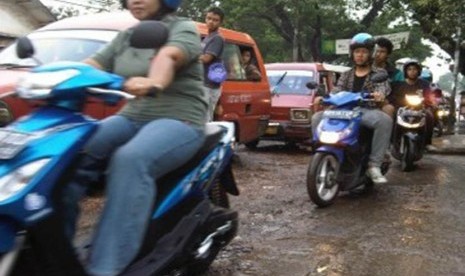 Kawasan Jalan Raya Pondok Gede, Bekasi yang setiap hari pada jam-jam aktivitas macet parah akibat kondisi jalan tidak baik serta volume kendaraan yang meningkat. (Republika Online/Fafa)