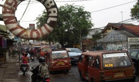 Kawasan Jalan Raya Pondok Gede, Bekasi, Senin,10/10 yang setiap hari pada jam-jam aktifitas tampak macet parah akibat kondisi jalan tidak baik serta volume kendaraan yang meningkat. (Republika Online/Fafa)